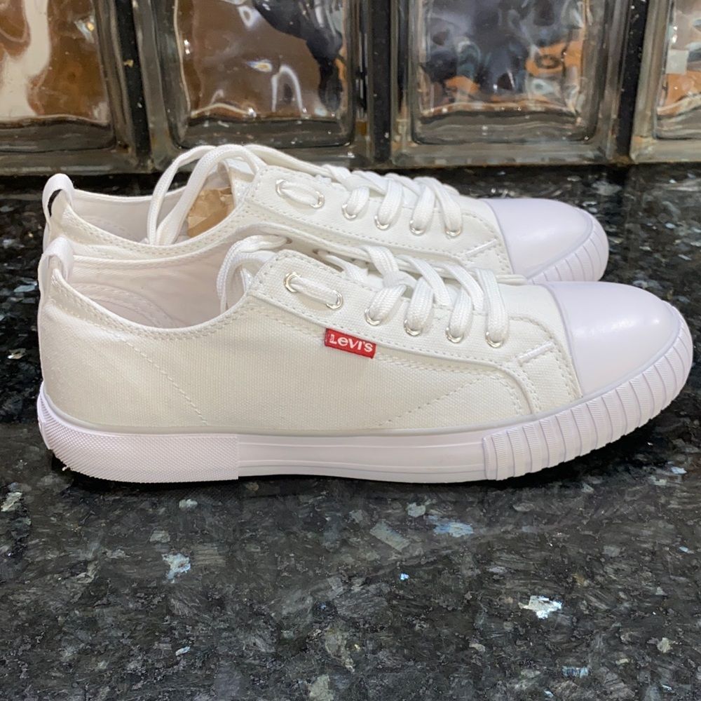 Levi's Classic White Canvas Cap Toe Sneakers Size 8